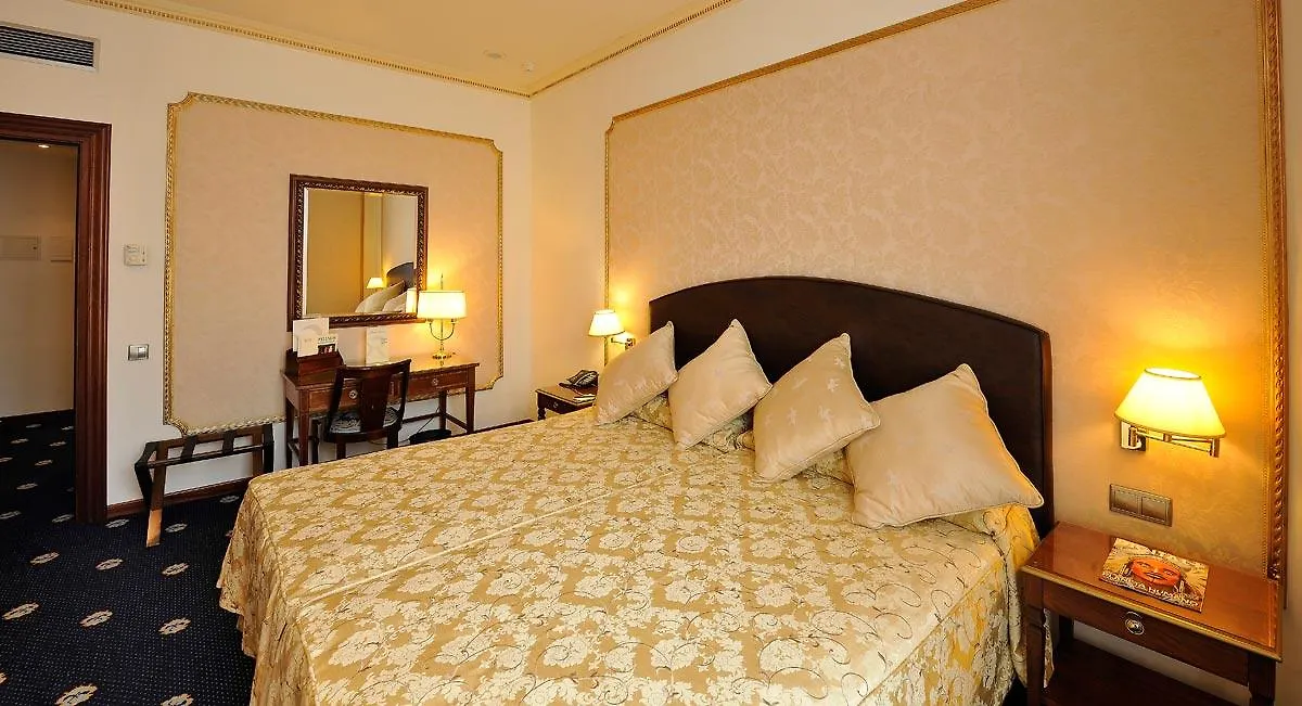 Hotel Roger De Lluria Barcelona 4*,